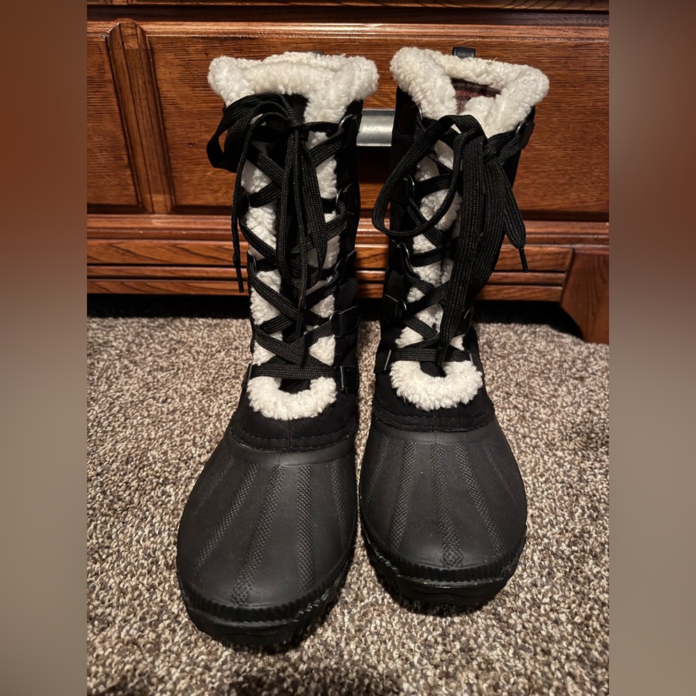 Black Sherpa-Lined Women's Winter Lace-Up Boots